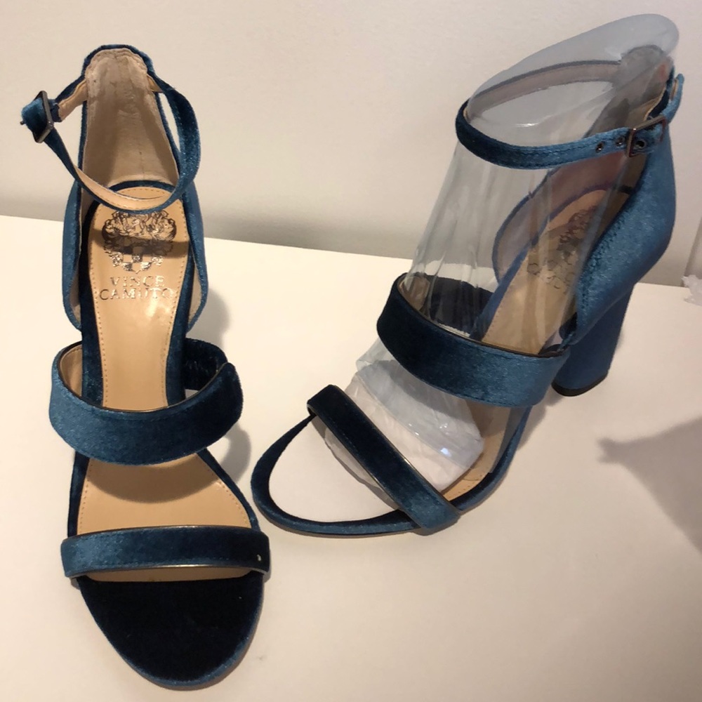 NWT Vince Camuto Velvet block heals - Picture 2 of 6